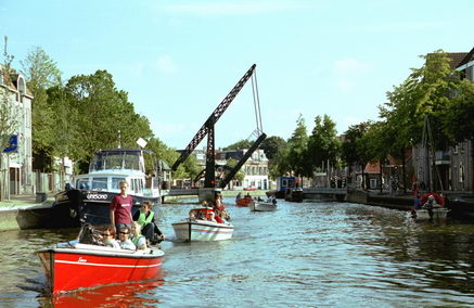 Segeln durch Kanäle in Sneek.