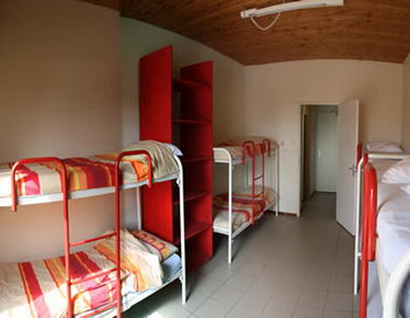 Achtbettzimmer mit Duche und Toilette gratis Wlan.