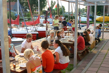 Grillen Unterkunft am Wasser in Sneek.